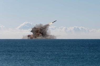 Denizdeki bir savaş gemisinden balistik füze fırlatmak. Kavram: Ukrayna 'da savaş, füze saldırısı, Rus nükleer tehdidi.