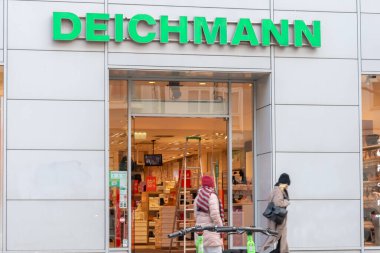 Bir Deichmann ayakkabı mağazasına gündüz saatlerinde şehir alışveriş bölgesinde satış tabelası olan giriş; Viyana, Avusturya, 29 Ocak 2024