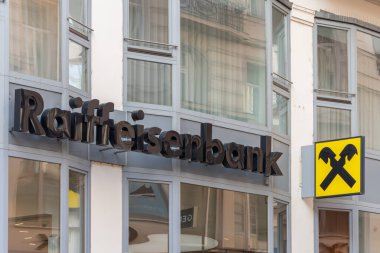 Güneşli bir günde Raiffeisenbank şubesinin dışı; Avusturya, Viyana, 29 Ocak 2024.