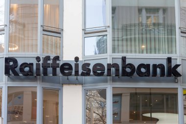 Raiffeisen Bank 'ın logo ve tabelalı şube cephesi; Avusturya, Viyana, 29 Ocak 2024.