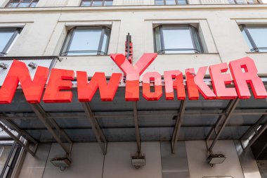 Modern bir binanın cephesinde New Yorker mağazası tabelası; Avusturya, Viyana, 29 Ocak 2024.