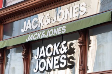 Jack ve Jones mağazası, 29 Ocak 2024 'te Avusturya, Viyana' da ahşap bir mağazada büyük beyaz harflerle imza atmış.