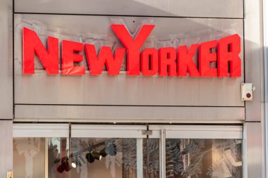 Gündüz gözüyle modern bir binanın ön cephesinde parlak kırmızı bir New Yorker mağazası; Avusturya, Vienna, 29 Ocak 2024.