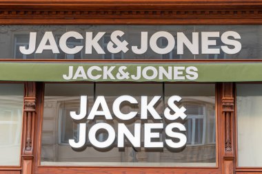 Şehirde Jack ve Jones mağaza tabelası; Avusturya, Viyana, 29 Ocak 2924, 