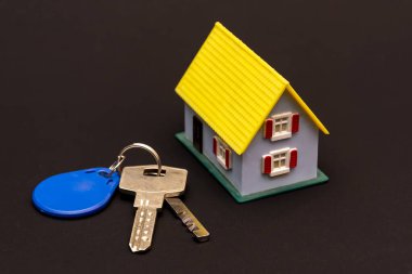 Siyah Arkaplanda Minyatür Ev ve Anahtarlar