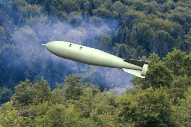 Yeşil bir ormanın üzerinde yüksek patlayıcı başlıklı planlı bir hava bombası, yangınlardan çıkan duman. Kavram: Hava saldırısı, Ukrayna 'da savaş. 