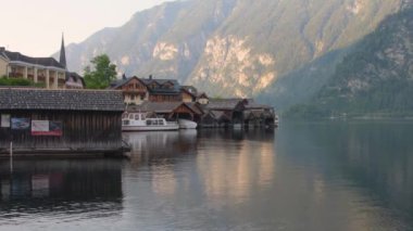 Avusturya Alplerinde Hallstatter Gölü ile dağ köyünün güzel manzarası. Avusturya, Salzkammergut. Popüler bir seyahat noktası. 