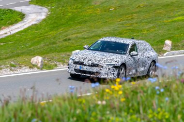 Yeni Audi A4 steyşın vagonu Avusturya Alplerinde aşılmaz bir kamuflajla test ediliyor: 10 Temmuz 2024.