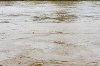 Şiddetli yağmurlardan sonra sel sırasında nehirde su akar.