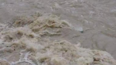 Şehrin nehri kıyılarından taşar ve çevresindeki araziye su taşar..