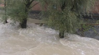 Şiddetli yağmurların ardından sel sırasında şehir nehrinin taşması.