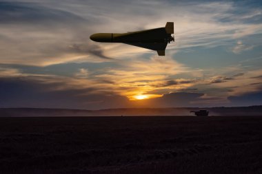 Bir Rus askeri dronu huzurlu bir tarlanın üzerinde uçuyor, akşam aydınlatması.