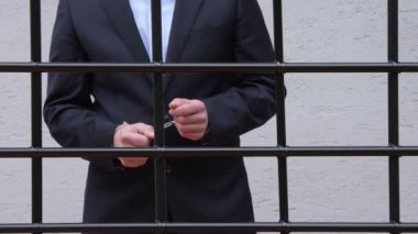 Hücrede kelepçeli bir adam, hapis ya da yargılanma ya da hapis.