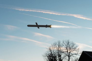 Rus Kalibr füzesi özel yerleşim bölgesi üzerinde gökyüzünde uçuyor