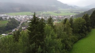 Hava manzarası, Avusturya Alplerinde doğa bulutlu bir günde, kamera hareketi