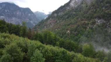 Avusturya 'daki dağ manzarası, bulutlar ve sis, dağlar ve vadiler bulutlu bir günde, 