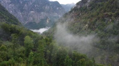 Avusturya 'da dağ manzarası, dağlar ve vadiler bulutlu bir günde, sis ve bulutlar.