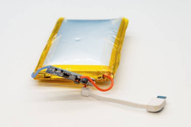 Beyaz arka planda bozuk elektrik bankası, şişmiş pil.