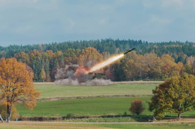 Heimars üssünden bir füze fırlatılıyor. Kavram: Ukrayna 'da savaş, silah yardımı.