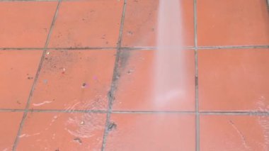 Basınçlı su jeti fayans yüzeyindeki toprağı temizler..