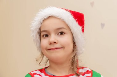 Yeni yıl kostümlü küçük bir kızın portresi..