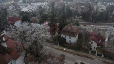 Karla kaplı bir şehir kışın ağaçlarla ve evlerle dolu..