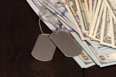 Para ve ordu rozeti, gazilere maddi yardım ve desteği sembolize ediyor.