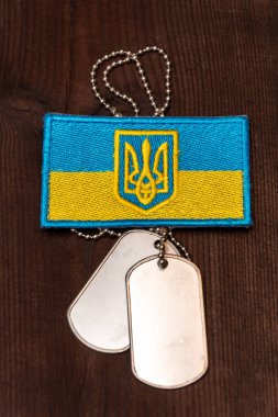 Askerlik rozetleri ve Ukrayna 'nın ulusal bayrağı - askerlik hizmetinin bir sembolü.