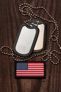 Askerlerin rozetleri ve Amerika 'nın ulusal bayrağı askerlik hizmetinin sembolüdür.