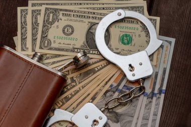 Mali suçlar: suç niteliği olarak para, kelepçe ve alkol