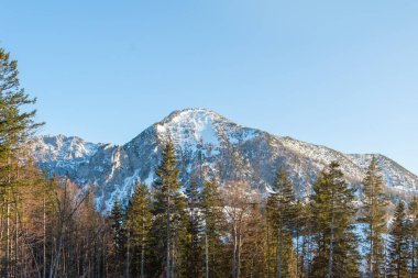 Temiz dağ havası ve el değmemiş doğa: dağ zirveleri, kar ve güneş ışığı açık havada tatil için mükemmel koşullar yaratır.