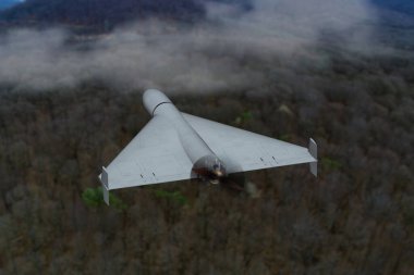 Uçan bir kamikaze savaş uçağı. Ormanlık bir alanda insansız hava aracı.
