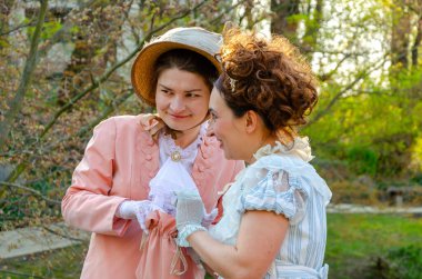 İlkbahar doğası arasında fısıltı ve gülücüklerin olduğu Naip dönemi dostane bir sahne.