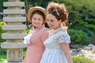 İki zarif orta yaşlı bayanın yer aldığı eski bir romantik sahne.