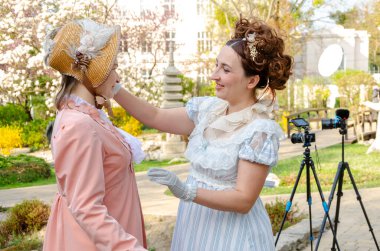 Tarihsel bir fotoğraf çekiminde kız arkadaşlar arasında komik ve sevimli bir an.