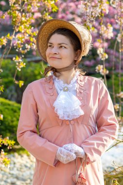 Pastel elbiseli ve şapkalı bayanın tarihi yeniden yapılandırması.