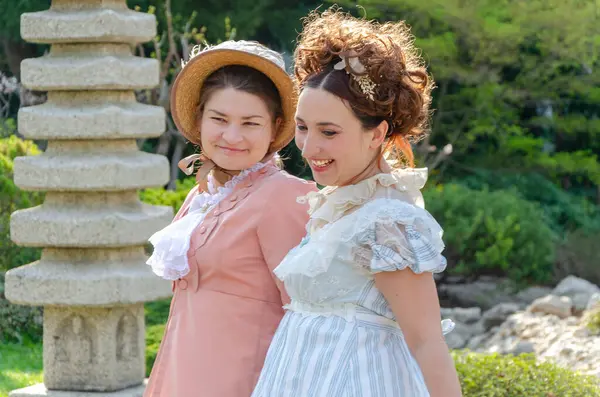 İki zarif orta yaşlı bayanın yer aldığı eski bir romantik sahne.