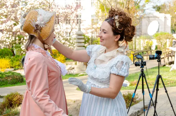 Tarihsel bir fotoğraf çekiminde kız arkadaşlar arasında komik ve sevimli bir an.