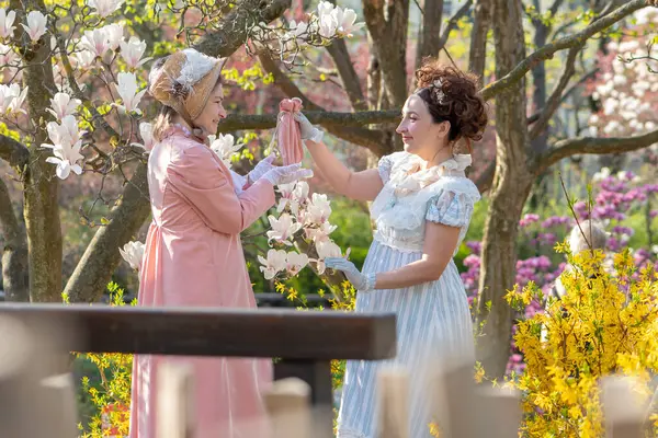 Geçmişin klasik atmosferi iki kadının canlı duygularıyla çiçek açan doğanın arka planına karşı.