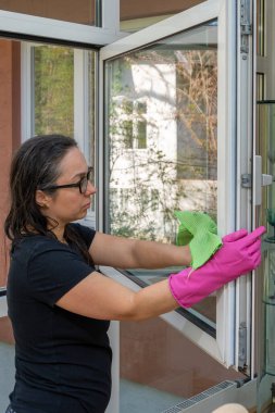 Ev temizliği - ilkbaharda pencere temizliği