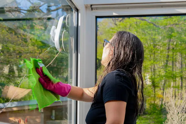 Modern ev hanımları temizlik için aletler kullanır.