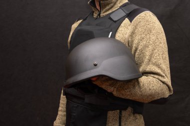 Koruyucu giysili bir personel balistik kask takıyor. Güvenlik, taktik, askeri veya özel kuvvetler teması için uygun