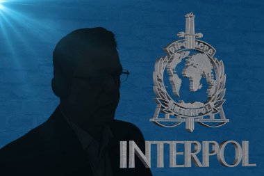 Uluslararası işbirliği ve soruşturmayı sembolize eden Interpol logosunun arka planında bir adamın silueti