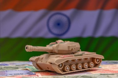 Hindistan bağlamında askeri güç ve finans kavramsal bir fotoğraf: tank, para ve bayrak