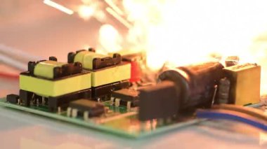 Kısa devre ve elektronik panoda kıvılcım. Görünür kıvılcımlar ve bileşenlerin aşırı ısınmasıyla aygıt arızası.