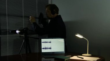 Casus konsepti: Kulaklıklı bir adam sesi pencereden kaydediyor, ofisten izliyor.