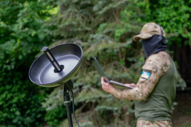 Bir Ukraynalı askeri uzman, yönelimli bir mikrofondan elde edilen verileri analiz eder.