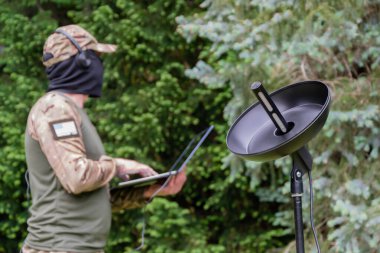 Askeri istihbarat sahnesi: bir asker modern teknolojiyi kullanarak radyo dalgalarını dinler