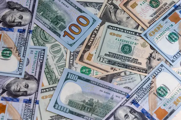 Dolar banknotlarının arkaplanı. Görüntü, bankacılık, tasarruf, harcama, enflasyon veya iş kavramlarını resmetmek için idealdir