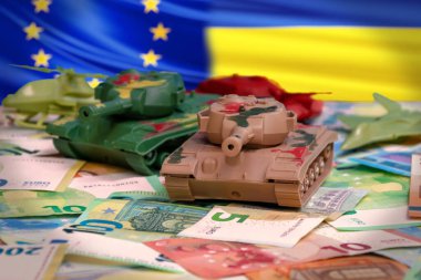 AB 'nin Ukrayna' ya askeri yardımı. Avro banknotları üzerindeki AB ve Ukrayna bayraklarına karşı oyuncak tankları ve havacılık savunma finansmanı ve uluslararası desteği simgeliyor